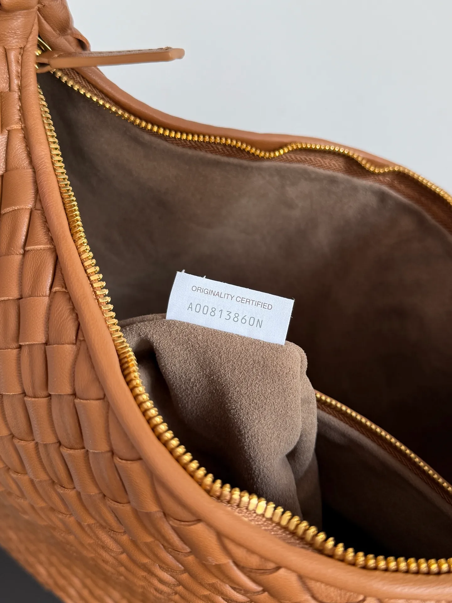 Batch 2120 BV Bottega Veneta's new early spring women's shoulder bag. The soft and delicate Hobo bag has been shipped! Many friends are waiting for this bag. It has a round shape and a large capacity. It can hold a 50-fold umbrella inside. Babies with a lot of daily items do not need to worry about the capacity of this bag. It is a practical bag for traveling and commuting. Although it is fluffy, it is soft and comfortable when carried on one shoulder. It has a modern and retro feel. Model No.: 856737 Size: 44*28*5cm